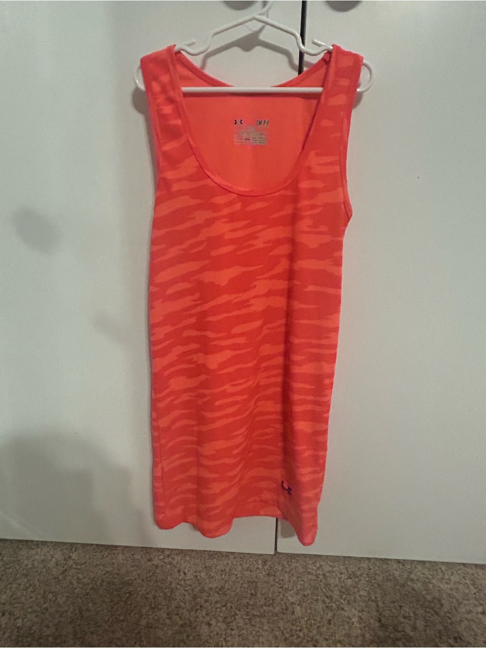 Women’s neon orange camo fitted heat gear under armourtank top sizesmall likenew